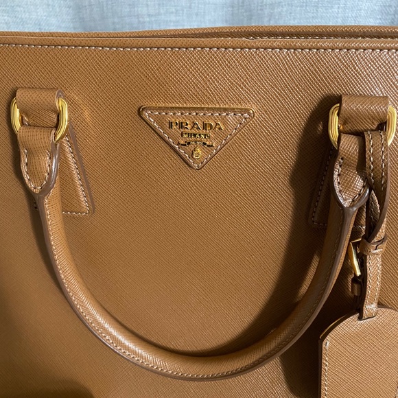 Authentic Prada Tote in Saffiano Lux. - Picture 4 of 15